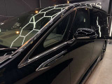 空力性能を考慮したフォルムが、美しさと機能を両立。ブラックボディに溶け込むような造形で、エレガントな存在感を放つ