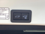 【パワーバックドア】スマートキーや運転席のボタンを押すだけでリアゲートが自動で開閉します!荷物を持っている時や、高い位置にあるバックドアを閉める際に便利な機能です♪