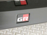GR(TRD)製のスポイラーがさりげなく大胆に、煌びやかさを際立たせています。