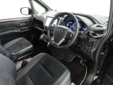 シンプルで使いやすいデザインの運転席です。