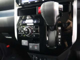 シフトパターンです。電気式のパーキングブレーキを採用してます。また車種・グレードによっては走行モードも変える事も!