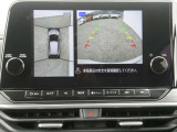 全周囲カメラで、クルマを上空から見下ろしているかのような映像を映し出します。周囲の状況がひと目でわかります!