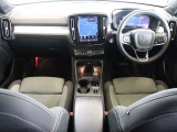 コンパクトなXC40でも上級車種と同様に、縦長式の大型タッチパネルを主体としたインテリア スマートフォン感覚でナビゲーションやオーディオなどを操作できます