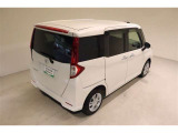 後部座席とリヤはプライバシーガラスになっています。座っている人や置いてある荷物が見えにくくなっているのでプライバシーの確保が出来ます。