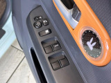 【電動格納ミラー】サイドミラーは電動格納式となっており、狭い駐車場でもキズがつくリスクを抑えられます。