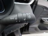 スイッチをオートに設定しておけば、車外の明るさに応じて自動的にヘッドランプを点灯・消灯します。夕暮れ時やトンネルの続く山道などを走行する時に便利なコンライトを装備しています。