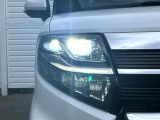 【LEDヘッドライト】悪天候や夜間走行時も良好な視界を確保し安心して運転できる高輝度LEDヘッドライトを装備!点灯速度が早く、消費電力も抑えられています。