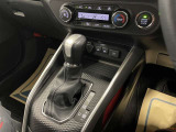 操作しやすいATシフトです♪シフトチェンジを気にしなくていいので運転だけに集中できますね!自然と手に届くところにある、手になじむ形状のシフトノブがいいですね♪