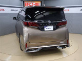 後ろが狭くてもサッと積める。途中で止められる安心のバックドア。後ろの駐車スペースが狭い時に重宝しますよ♪