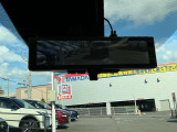 【スマートルームミラー】バックドアについてますカメラと連動して、後方の映像がルームミラーに映ります。