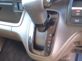 インパネシフトだから視線の移動も少なく足元もスッキリ。運転席もゆったりしているのでゆとりを持ってドライブできますね。