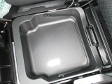 助手席下部には持ち運び可能な収納BOXを搭載★