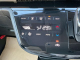 タブレット端末のようなタッチパネル式のオートエアコン採用。凹凸のない滑らかな表面で操作感を高めています。