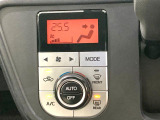 【オートエアコン】一度お好みの温度に設定すれば、車内の温度を検知し風量や温度を自動で調整。暑い&hellip;寒い&hellip;と何度もスイッチ操作をする必要はありません。快適な車内空間には必須の機能ですね♪