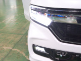 LEDヘッドライト。省電力で明るく遠くまで照らし、夜道や雨天時などの安心感を高めます。点灯の瞬間から光量を放つLEDの特性により、トンネルへの進入直後などでも安心感のある視界を提供します。
