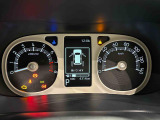 様々な車両情報を表示できるTFTマルチインフォメーションディスプレイを中央に配した視認性の高い大型2眼メーターです
