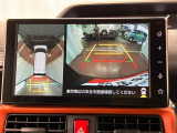 【パノラマモニター】 上から見下ろしたような映像が、運転の不安を軽くします。