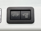 【パワーバックドア】スマートキーや運転席のボタンを押すだけでリアゲートが自動で開閉します!荷物を持っている時や、高い位置にあるバックドアを閉める際に便利な機能です♪