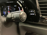 オートライト機能によりON/OFFはもちろん、ハイビーム/ロービームの切り替えもサポートします