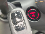 【Hondaスマートキー】カバンやポケットに入れたままでもドアの施錠・解錠が可能なスマートキーを装備。エンジンのオン・オフ時もカギを取り出す必要が無いからとっても便利です♪