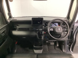 車内は光触媒抗菌消臭施工済です。インパネ周りはスタイリッシュなデザインで機能や装備も充実しています。グローブボックスやカップホルダーのほかにトレーなどたくさんの収納スペースが付いています。