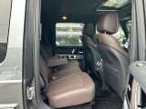 メルセデスのシートは少し硬めになっております。長時間の運転の際、適度な反発があることでお尻や腰の負担を減らす効果が御座います。