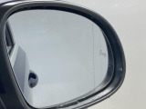 ドライバーの死角となる後方側面に車両を検知した際、ドライバーが方向指示器を操作すると、ドアミラーに内蔵された警告灯が点滅しドライバーに注意を促します。