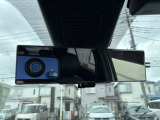 カメラに切り替えができる、バックミラー、後席に人が乗っていても後方の視界を確保しています。