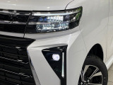 【LEDヘッドライト】悪天候や夜間走行時も良好な視界を確保し安心して運転できる高輝度LEDヘッドライトを装備!点灯速度が早く、消費電力も抑えられています。