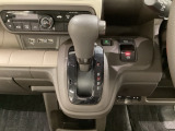 CVT車のセレクトレバーです。低速から高速まで、変速ショックのないスムーズな走りと、エンジン効率のよい領域を維持して燃費にも貢献します。サイドブレーキはスイッチ操作の電子制御パーキングブレーキです。