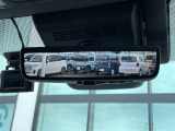 【デジタルルームミラー】車両後方カメラの映像をルームミラーに映すことが出来ます。 そのため、後席に人や荷物があって後方が見えづらい場合でもしっかり視界を確保することが出来ます。