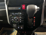 オートエアコン♪お好みの温度に設定するだけで車内を快適空間にしてくれますよ♪上部にはワイヤレス充電器が装備されています!