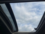 【サンルーフ】開放感たっぷりの希少装備、サンルーフが装着されています!車内に明かりを取り入れたり景色を楽しむ以外にも、車内の空気も簡単に換気できて快適です!