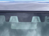 前方の車両や歩行者を検知し、衝突のおそれがあれば音や表示によって警告し、衝突の可能性が高まると弱いブレーキを作動。さらに衝突の可能性が高まるとブレーキを制御し、衝突時の被害軽減を図ります。