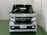 LEDヘッドライトを装備しています。LEDヘッドライトはとても明るく、雨の日や夜間走行も安全・安心です。オートライトコントロール付きで周囲の明るさに応じて自動で点灯・消灯します