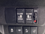 【両側パワースライドドア】です。リモコンや運転席のスイッチ操作で楽々自動開閉。