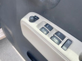【電動格納ミラー】サイドミラーは電動格納式となっており、狭い駐車場でもキズがつくリスクを抑えられます。