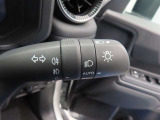 スイッチをオートに設定しておけば、車外の明るさに応じて自動的にヘッドランプを点灯・消灯します。夕暮れ時やトンネルの続く山道などを走行する時に便利なコンライトを装備しています。