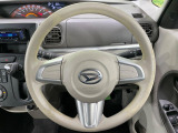 インテリアに合わせたデザインのステアリングは、運転される方のことも考え、運転しやすい形状、大きさです。是非一度、実際に触ってお確かめください。