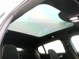 屋根一面まるごととも言える特大サイズのパノラマガラスルーフ。ルーフは、車内に入る陽射し、熱、紫外線を低減するため、ティンテッドガラスを使用したフルパノラマウインドです。