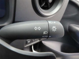 スイッチをオートに設定しておけば、車外の明るさに応じて自動的にヘッドランプを点灯・消灯します。夕暮れ時やトンネルの続く山道などを走行する時に便利なコンライトを装備しています。