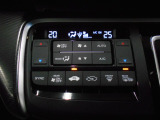オートエアコンは左右席で独立温度コントロールが可能です。運転席はキンキンに冷やして助手席はマイルドにと言った設定が可能です。暑さ寒さでケンカすることもなくなりますね。