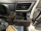 運転席と助手席には、回転式のインパネカップホルダーが装備されています。
