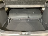 リアシートも簡単格納ができ、大きな荷物もらくらく収納できます!