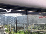 後席には、日射しのさしこみをやわらげてくれるロールサンシェイドが付いています。