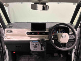明るいコーディネートカラーに包まれた運転席空間。フロントガラス面積や位置取りが良く、Aピラーの内装色や形状にこだわることで前方・右前・左前方向の視認性がいいですよ!