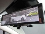 乗員、ヘッドレスト、積載物などでさえぎられがちなルームミラーの後方視界をクリアに保ちます。車室内の状況に関わらず、車両後方にあるカメラの画像をルームミラーに映し出します。