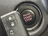 【キーレススタートシステム】カバンやポケットに入れたままでもドアの施錠・解錠が可能なスマートキーを装備。エンジンのオン・オフ時もカギを取り出す必要が無いからとっても便利です♪