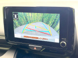 【バックカメラ】駐車時に後方がリアルタイム映像で確認できます。大型商業施設や立体駐車場での駐車時や、夜間のバック時に大活躍!運転スキルに関わらず、今や必須となった装備のひとつです!