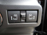 両側電動スライドドアのスイッチがあります。運転席に座ったままスライドドアの操作ができます。